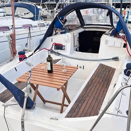 Slowlife ספינת מלון